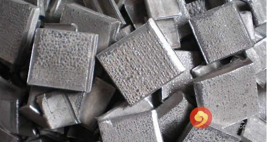 5月期鎳連續(xù)第三個月下跌，周四觸及去年6月來最低水準每噸8,810美元，今年迄今下跌12%，是跌幅最大的主要基本金屬。
